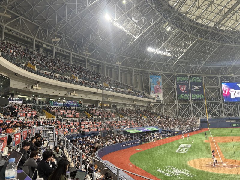 [서울=뉴시스] 신유림 기자 = 9일 서울 고척스카이돔에서 열린 2025 K-베이스볼 시리즈 체코와의 실시간 바카라사이트 2차전에 만원 관중이 모였다. 2025.11.09. spicy@newsis.com *재판매 및 DB 금지