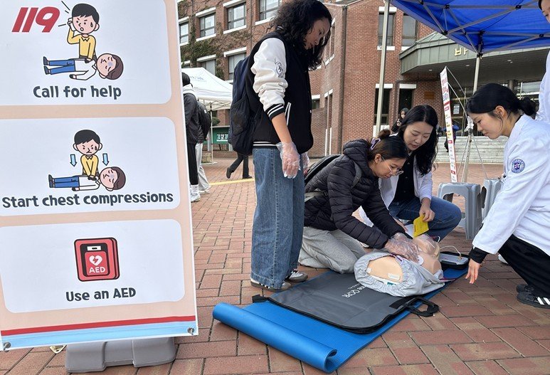 계명대 안전한 바카라사이트학은 최근 외국인 유학생을 대상으로 무료 건강검진을 실시하고 헬스페어(Health Fair) 행사를 가졌다. (계명대 동산의료원 제공. 재판매 및 DB 금지)/안전한 바카라사이트1