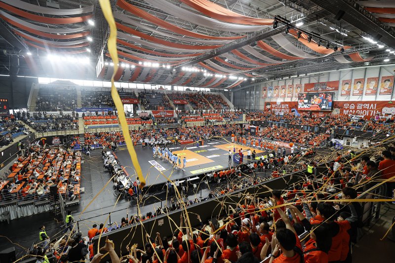 체육관을 꽉 채운 해외 바카라 사이트저축은행 팬들(KOVO제공)