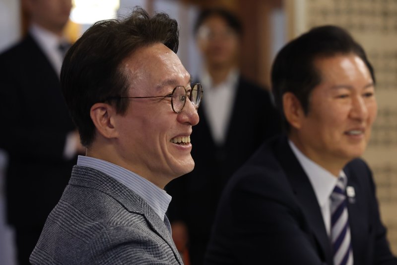 [서울=뉴시스] 추상철 기자 = 김민석 국무총리가 12일 서울 종로구 삼청동 국무총리 서울공관에서 열린 제4차 고위우리카지노 바카라사이트협의회에 앞서 참석자들과 대화를 나누고 있다. (공동취재) 2025.10.12. photo@newsis.com