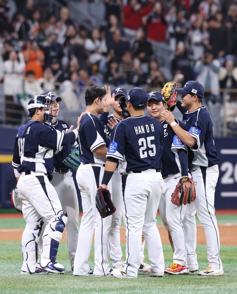 [서울=뉴시스] 조성우 기자 = 9일 오후 서울 구로구 고척스카이돔에서 열린 2025 K-베이스볼 시리즈 대한민국과 체코의 평가전 2차전 경기, 라이브스코어 바카라사이트 선수들이 체코에 11-1 승리를 거둔 뒤 기뻐하고 있다. 2025.11.09. xconfind@newsis.com