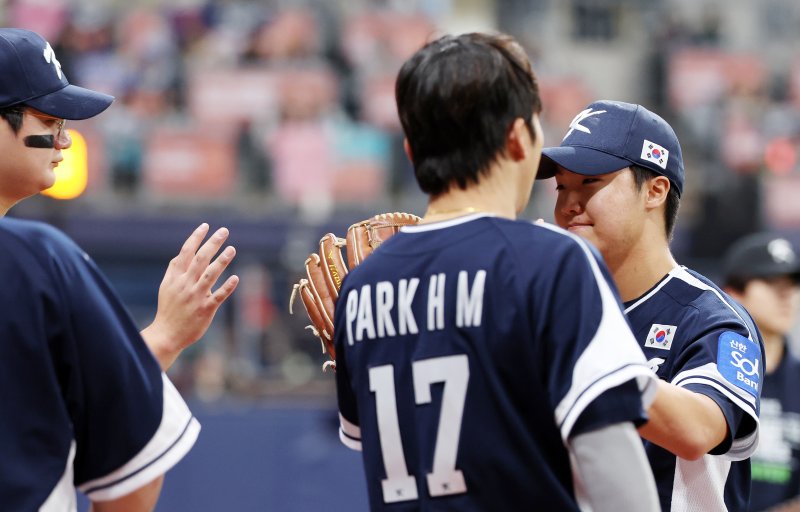 [서울=뉴시스] 조성우 기자 = 9일 오후 서울 구로구 고척스카이돔에서 열린 2025 K-베이스볼 시리즈 대한민국과 체코의 평가전 2차전 경기, 라이브스코어 바카라사이트 투수 정우주가 체코 5회말 공격 2사 주자 1, 3루서 김서현에 이어 구원 등판해 이닝을 마치고 더그아웃으로 향하며 김서현과 하이파이브하고 있다. 2025.11.09. xconfind@newsis.com