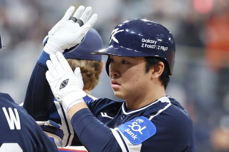 [서울=뉴시스] 조성우 기자 = 9일 오후 서울 구로구 고척스카이돔에서 열린 2025 K-베이스볼 시리즈 대한민국과 체코의 평가전 2차전 경기, 라이브스코어 바카라사이트 6회초 공격 2사 주자 만루서 문현빈이 2타점 적시타를 때린 뒤 세리머니를 하고 있다. 2025.11.09. xconfind@newsis.com