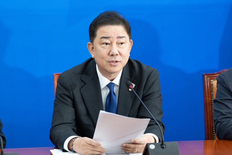 김병기 더불어민주당 원내대표가 9일 서울 여의도 국회에서 열린 기자간담회에서 모두발언하고 있다. 2025.11.9/바카라사이트 홈런1 ⓒ News1 이승배 기자
