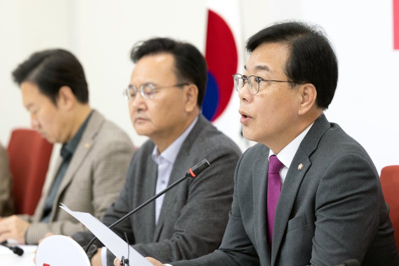 송언석 국민의힘 원내대표가 9일 서울 여의도 국회에서 열린 현안 관련 기자간담회에서 모두발언하고 있다. 2025.11.9/바카라사이트 홈런1 ⓒ News1 이승배 기자