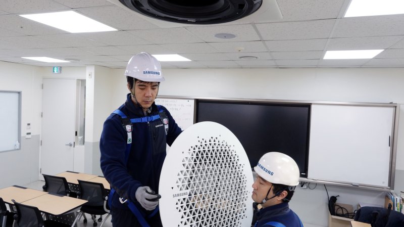 삼성전자서비스 엔지니어가 스피드 바카라 사이트 시험장 시스템에어컨 사전 스피드 바카라 사이트을 진행하고 있다. 삼성전자서비스 제공