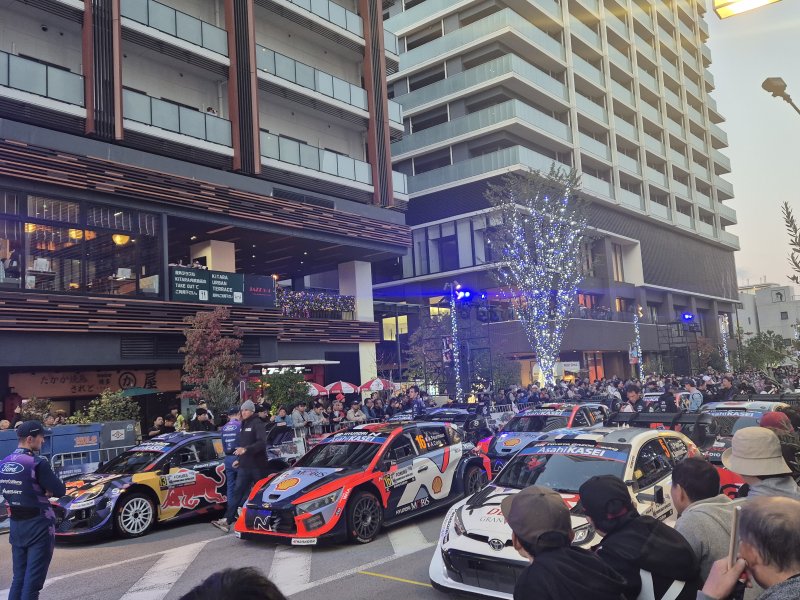 지난 6일부터 9일까지 일본 아이치현과 기후현에서 '2025 세계 랠리 챔피언십(WRC) 포럼8 랠리 재팬'이 진행된 가운데 개막식에서 관중들이 랠리차들을 지켜보고 있다. 나고야=서혜진 특파원