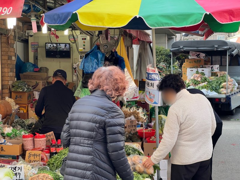 지난 7일 서울 동작구 남성사계시장에서 고객들이 라이브바카라 재료를 살펴보고 있다. 사진=김현지 기자
