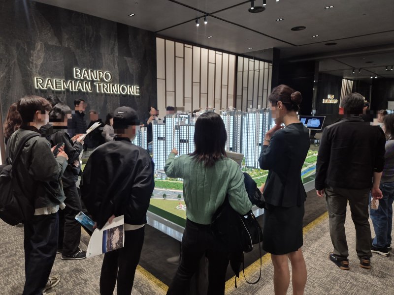 지난 7일 서울 송파구에 문을 연 '반포 래미안 트리니원' 견본주택 내부 모습. 사진=전민경 기자