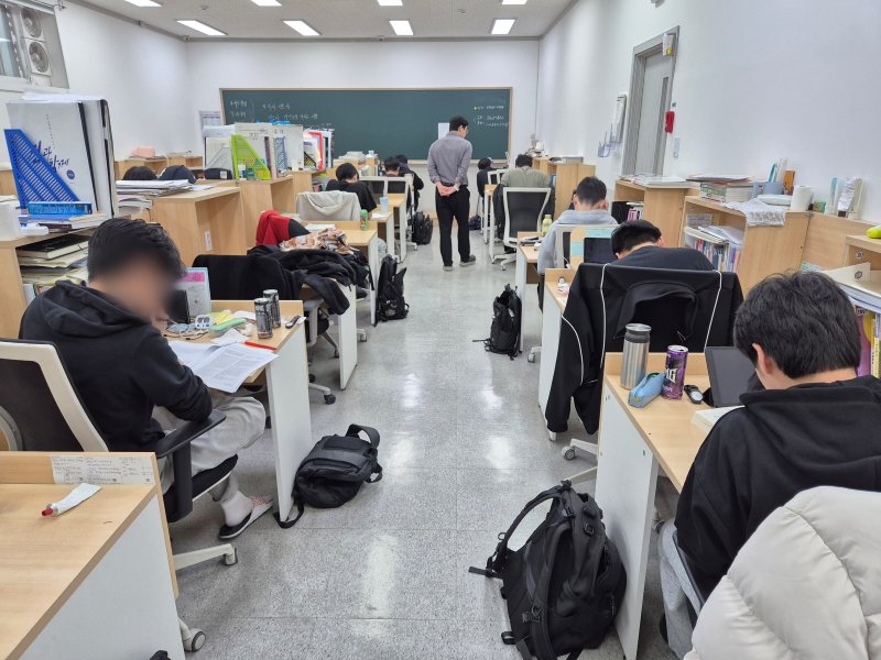 공부에 집중하고 있는 수험생들. 자습실 내부에는 학생들의 책장 넘기는 소리와 문제 푸는 소리가 가득했다.
