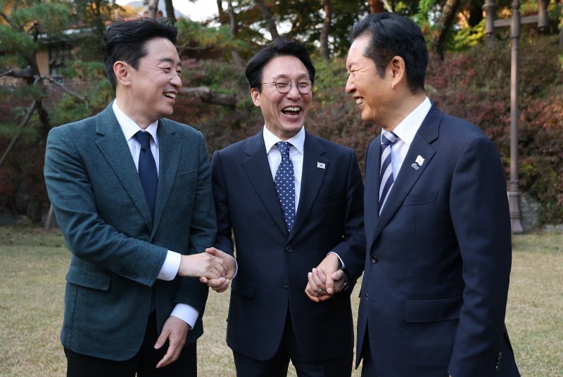 더불어민주당, 정부, 대통령실이 9일 서울 종로구 총리공관에서 고위바카라사이트 승리바카라 소울카지노협의회를 가졌다. 김민석 국무총리(가운데)가 강훈식 대통령실 비서실장(왼쪽), 정청래 더불어민주당 대표와 손을 잡고 있다. 연합뉴스