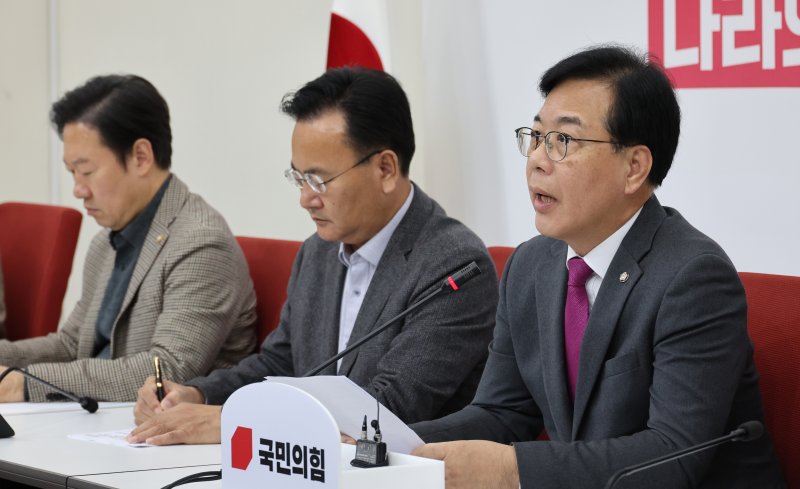 여야는 9일 검찰의 '대장동 사건 항소 포기'를 놓고 첨예하게 대립했다. 더불어민주당 김병기 원내대표(맨위 사진)는 국회에서 기자간담회를 갖고 "대장동·대북송금 검찰 수사에 대한 국정조사와 청문회, 상설특검을 검토하겠다"고 밝혔다. 국민의힘 송언석 원내대표(오른쪽에서 첫번째)는 "검찰의 항소 포기는 명백한 직무유기이자 직권남용"이라며 "누가 외압을 행사했느냐가 핵심"이라고 말했다. 연합뉴스뉴시스