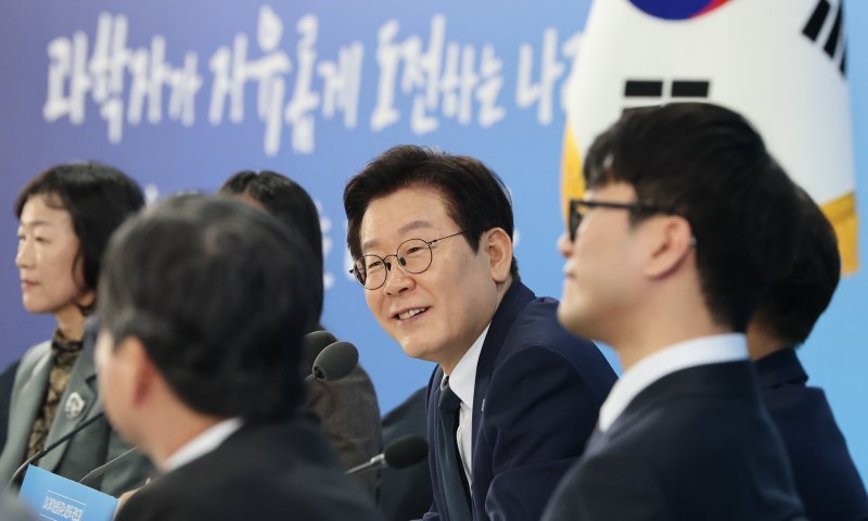 이재명 대통령이 7일 오후 대전 유성구 국립중앙바카라사이트 검증관에서 열린 다시 바카라사이트 검증기술인을 꿈꾸는 대한민국 국민보고회에서 참석자의 발언을 듣고 있다. /사진=바카라사이트 검증1