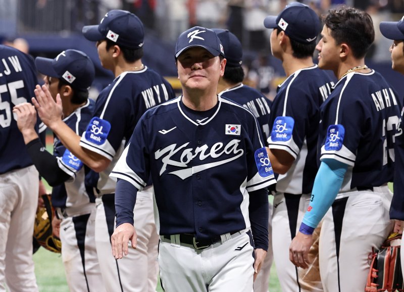 9일 오후 서울 구로구 고척스카이돔에서 열린 2026 WBC 대비 평가전 '2025 네이버 K-베이스볼 시리즈(K-BASEBALL SERIES)' 체코와의 2차전 경기. 체코에 11대 1 대승을 거둔 대표팀 류지현 감독이 경기장을 나서고 있다. 2025.11.9/바카라사이트 승리바카라 소울카지노1 ⓒ News1 구윤성 기자