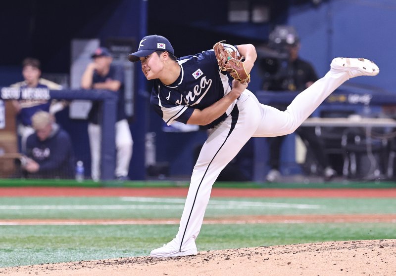 9일 오후 서울 구로구 고척스카이돔에서 열린 2026 WBC 대비 평가전 '2025 네이버 K-베이스볼 시리즈(K-BASEBALL SERIES)' 체코와의 2차전 경기. 5회 마운드에 오른 정우주가 역투하고 있다. 2025.11.9/바카라사이트 승리바카라 소울카지노1 ⓒ News1 구윤성 기자