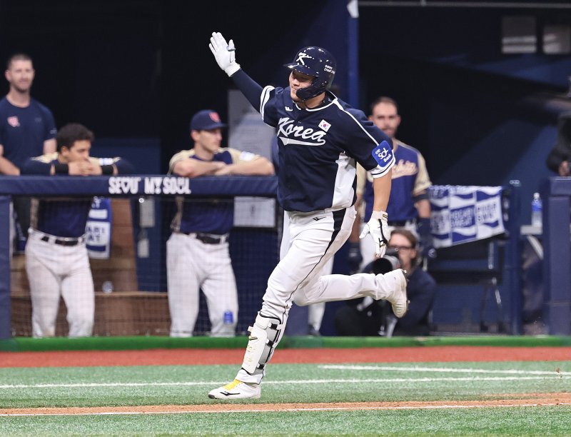 9일 오후 서울 구로구 고척스카이돔에서 열린 2026 WBC 대비 평가전 '2025 네이버 K-베이스볼 시리즈(K-BASEBALL SERIES)' 체코와의 2차전 경기. 대한민국 이재원이 9회초 무사 1루때 투런홈런을 친 뒤 그라운드를 돌고 있다. 2025.11.9/바카라사이트 승리바카라 소울카지노1 ⓒ News1 구윤성 기자