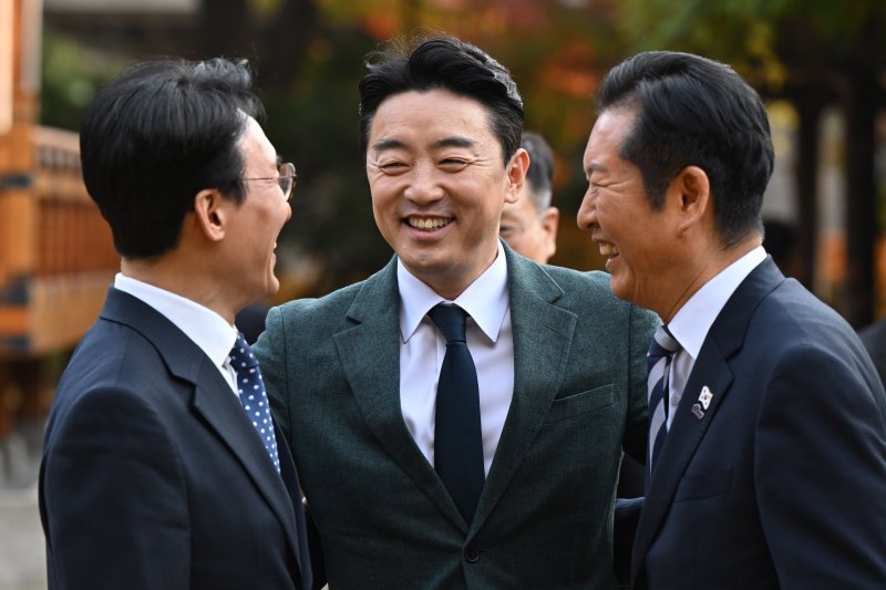 김민석 국무총리(왼쪽)와 정청래 더불어민주당 대표(오른쪽), 강훈식 대통령실 비서실장이 9일 서울 종로구 삼청동 총리공관에서 열린 고위바카라 베팅협의회에서 대화 나누고 있다. (공동취재) 2025.11.9/바카라 베팅1 ⓒ News1 이광호 기자