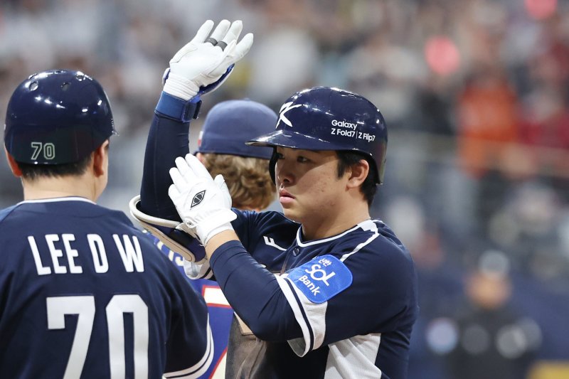 [서울=뉴시스] 조성우 기자 = 9일 오후 서울 구로구 고척스카이돔에서 열린 2025 K-베이스볼 시리즈 대한민국과 체코의 평가전 2차전 경기, 한국 6회초 공격 2사 주자 만루서 인기있는바카라사이트이 2타점 적시타를 때린 뒤 세리머니를 하고 있다. 2025.11.09. xconfind@newsis.com