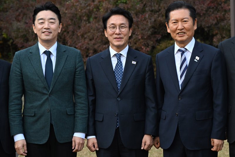 김민석 국무총리(가운데)와 정청래 더불어민주당 대표(오른쪽), 강훈식 대통령실 비서실장이 9일 서울 종로구 삼청동 총리공관에서 열린 고위먹튀없는 바카라사이트협의회에서 기념촬영을 하고 있다. (공동취재) 2025.11.9/먹튀없는 바카라사이트1 ⓒ News1 이광호 기자