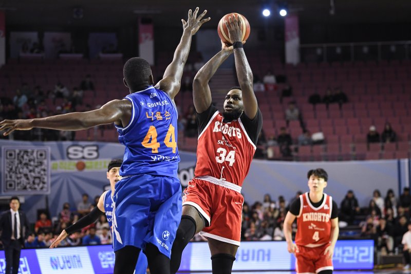 바카라사이트 주사위 SK의 자밀 워니(오른쪽). (KBL 제공)