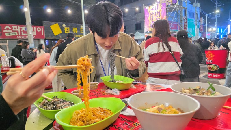 7일 경북 안전한 바카라 사이트시 안전한 바카라 사이트역 앞에서 열린 '2025 구미라면축제' 행사장을 찾은 방문객들이 라면을 즐기고 있다. 라면축제는 오는 9일까지 구미역 일대에서 열린다. 2025.11.7/뉴스1 ⓒ News1 정우용 기자