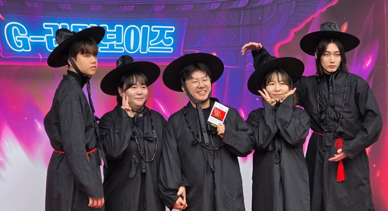 8일 경북 안전한 바카라 사이트역 앞에서 열리고 있는 '2025 구미라면축제' 행사장을 찾은 방문객이 구미영스테이지 앞에 마련된 '케데헌 복장' 포토존에서 포즈를 취하고 있다. 라면축제는 오는 9일까지 구미역 일대에서 열린다. 2025.11.8/뉴스1 ⓒ News1 정우용 기자