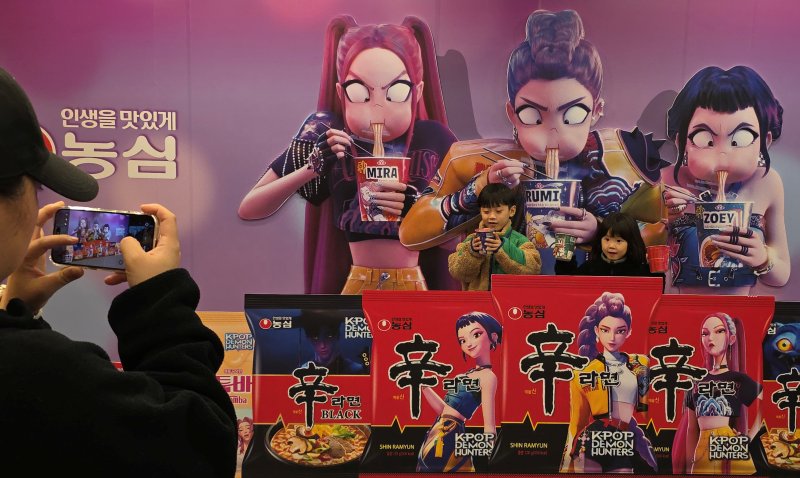 7일 경북 안전한 바카라 사이트시 안전한 바카라 사이트역 앞에서 열린 '2025 구미라면축제' 행사장을 찾은 방문객들이 넷플릭스 애니메이션 영화 '케이팝 데몬 헌터스' 가 라면을 먹는 모습을 배경으로 기념사진을 찍고 있다. 라면축제는 오는 9일까지 구미역 일대에서 열린다. 2025.11.7/뉴스1 ⓒ News1 정우용 기자