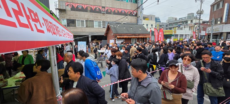 8일 경북 안전한 바카라 사이트에서 열리고 있는 '2025 구미라면축제'를 찾은 방문객들이 농심 '갓 튀긴 라면' 판매 코너에서 긴 줄을 서 있다. 라면축제는 오는 9일까지 구미역 일대에서 계속된다. 2025.11.8/뉴스1 ⓒ News1 정우용 기자