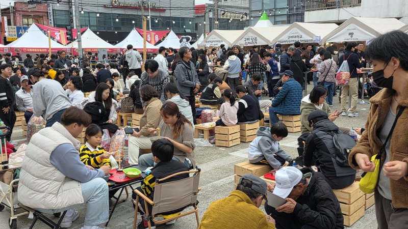 8일 경북 안전한 바카라 사이트에서 열리고 있는 '2025 구미라면축제'를 찾은 방문객들이 '호로록 시식 장소'에서 주문한 라면을 먹고 있다. 라면축제는 오는 9일까지 구미역 일대에서 계속된다. 2025.11.8/뉴스1 ⓒ News1 정우용 기자