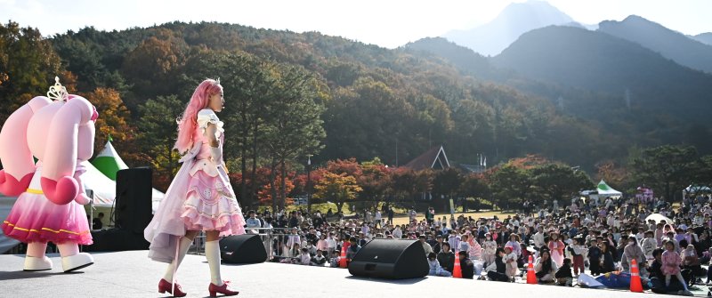 구미 안전한 바카라 사이트 연계행사로 9일 금오산 잔디광장에서 '캐치 티닝핑' 콘서트가 열리고 있다. 3일간 열린 라면축제에는 35만명의 방문객과 갓튀긴 라면 48만개가 팔릴것으로 예상된다. (구미시 제공. 재판매 및 DB금지)2025.11.9/뉴스1 ⓒ News1 정우용 기자
