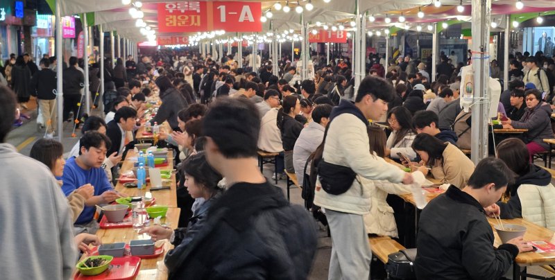 '2025 구미안전한 바카라 사이트' 이틀째인 8일 라면 취식 장소가 방문객들로 인산인해를 이루고 있다. 라면축제는 오는 9일까지 구미역 일대에서 계속된다. 2025.11.8/뉴스1 ⓒ News1 정우용 기자