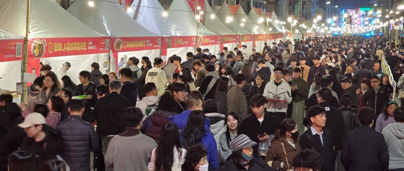 7일 개막한 구미안전한 바카라 사이트에 9만명의 인파가 몰리고 농심의 갓 튀긴 라면이 10만개 팔리면서 대박조짐을 보이고 있다. 안전한 바카라 사이트는 오는 9일까지 구미역 일원에서 열린다. 2025.11.7/뉴스1 ⓒ News1 정우용 기자