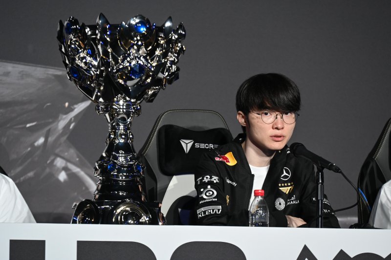 [청두(중국)=뉴시스] 윤정민 기자 = 리그 오브 레전드(LoL) 프로게이머 '페이커' 이상혁(T1)이 9일 오후 중국 청두 동안호 스포츠파크 다목적체육관에서 열린 '2025 LoL 월즈' 결승 후 미디어데이에서 기자 질문에 답하고 있다. 2025.11.09. alpaca@newsis.com