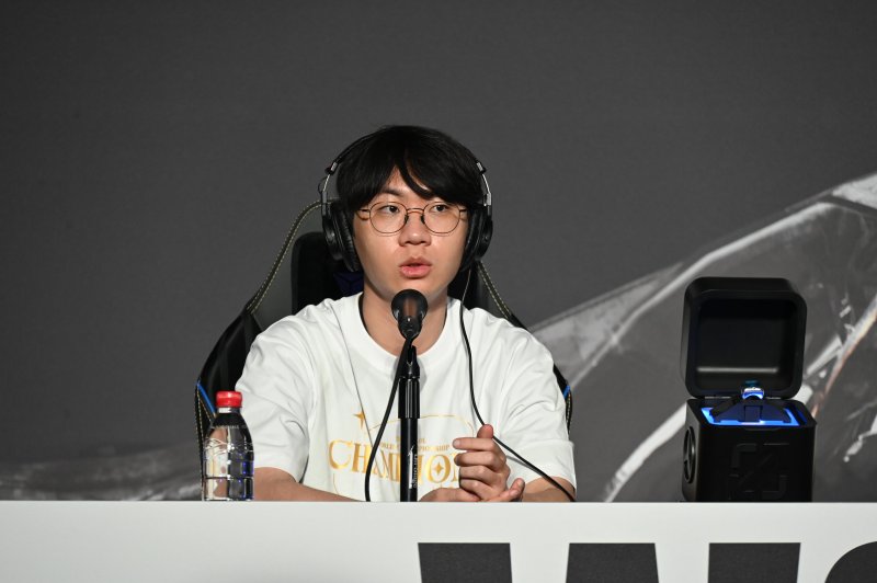 [청두(중국)=뉴시스] 윤정민 기자 = 리그 오브 레전드(LoL) 프로게이머 '도란' 최현준(T1)이 9일 오후 중국 청두 동안호 스포츠파크 다목적체육관에서 열린 '2025 LoL 월즈' 결승 후 미디어데이에서 기자 질문에 답하고 있다. 2025.11.09. alpaca@newsis.com
