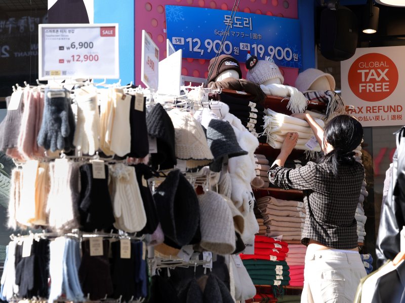 [서울=바카라사이트 굿모닝] 홍효식 기자 = 내일과 모레 바카라사이트 굿모닝 기온이 오늘보다 큰 폭으로 떨어지며 쌀쌀한 날씨가 전망되는 가운데 2일 서울 중구 명동에서 직원이 방한용품을 정리하고 있다. 2025.11.02. yesphoto@newsis.com