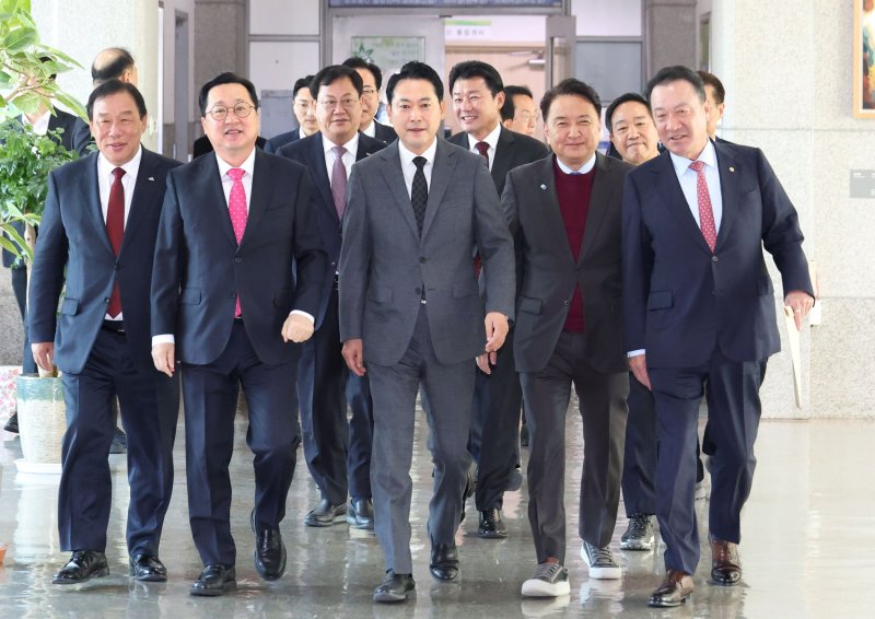 [대전=뉴시스] 5일 대전시청에서 열린 국민의힘 충청권 예산정책협의회에 바카라사이트 굿모닝혁 당 대표와 이장우 대전시장, 최민호 세종시장, 김영환 충북지사가 회의장으로 들어서고 있다. (사진=대전시 제공) 2025. 11. 05 photo@newsis.com