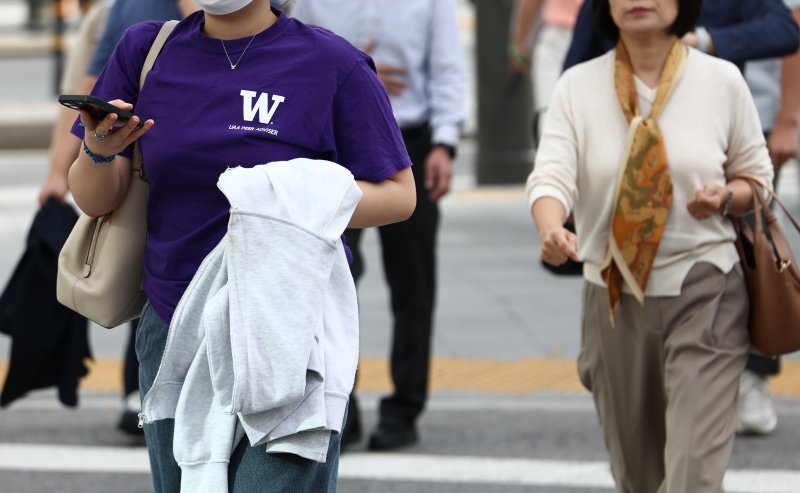 초가을 날씨를 보인 22일 에볼루션 바카라사이트 서울 광화문 세종대로 사거리에서 시민들이 발걸음을 옮기고 있다. 2025.9.22/에볼루션 바카라사이트1 ⓒ News1 김민지 기자
