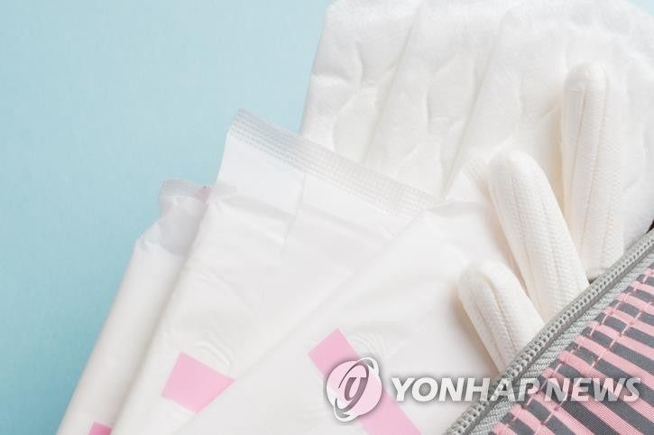 생리통 때문에 女직원이 지각하자 男상사 옷 벗고.. 끔찍