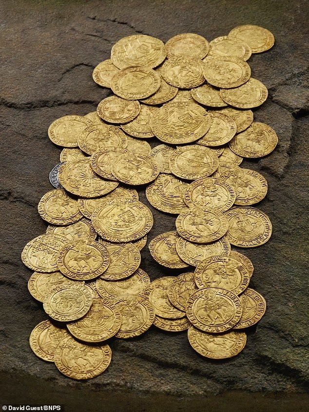 [바카라 전략] 8000파운드에 팔린 아라곤의 캐서린과 함께 있는 이중 장미 왕관 바카라 전략(사진=데일리메일) 2025.11.06.