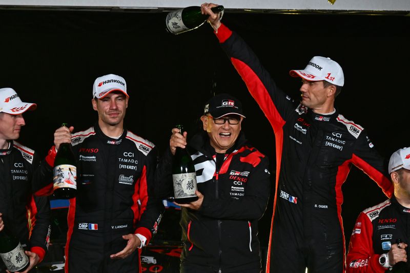 지난 9일 일본 아이치현 도요타스타디움에서 열린 '2025 세계 랠리 챔피언십(WRC) 포럼8 랠리 재팬' 시상식에서 도요타가주레이싱월드랠리팀(TGR-WRT)이 1~3위를 석권한 가운데 도요다 아키오 도요타그룹 회장(왼쪽 3번째)이 TGR-WRT 소속 선수들과 축배를 들고 있다. 한국도요타자동차 제공