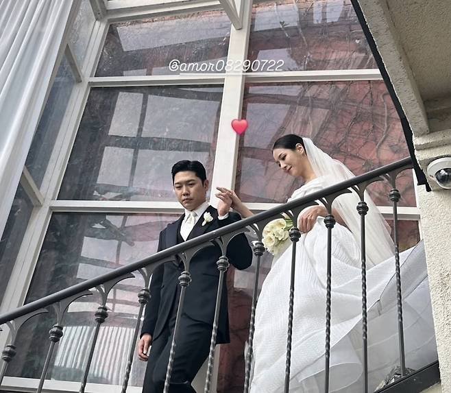 22기 옥순·경수, 눈물의 결혼식…화동은 두자녀