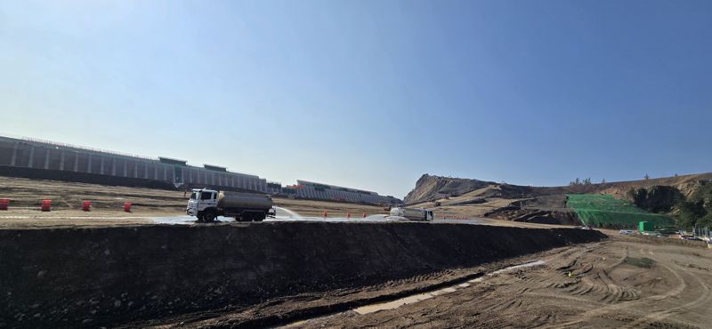 6일 오전 경북 울릉군 사동리 공사 현장에서 활주로와 부지 매립 공사가 한창 진행되고 있다. 사진=공동취재단