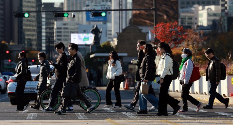 지난 10일 서울 광화문역 인근에서 시민들이 출근길을 재촉하고 있다. 연합뉴스