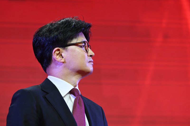 한동훈 국민의힘 대선 경선 후보가 3일 경기 고양시 킨텍스에서 열린 제5차 전당대회에서 김문수 후보의 수락 연설을 바라보고 있다. (공동취재) 2025.5.3/뉴스1 ⓒ News1 김민지 기자