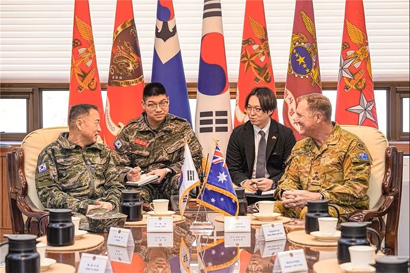 주일석 해병대사령관이 지난 2월 해병대사령부를 찾은 딘 톰슨 호주 육군 작전부장과 대화하고 있다. 해병대사령부 제공