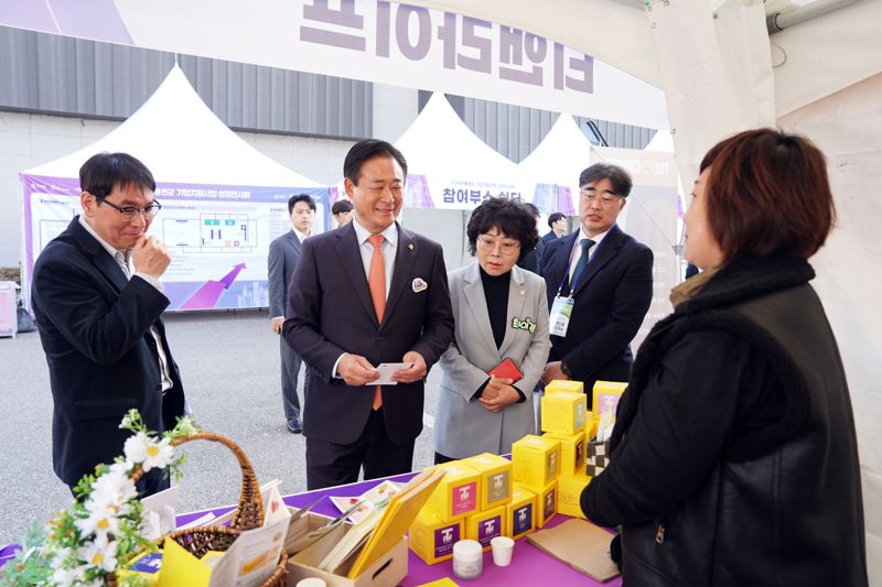 홍천군 기업지원사업 성과전시회가 최근 열린 가운데 신영재 홍천군수가 기업 부스를 방문, 제품들을 둘러보고 있다. 홍천군 제공