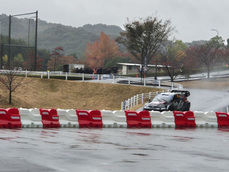 지난 6일부터 9일까지 일본 아이치현에서 '2025 세계 랠리 챔피언십(WRC) 포럼8 랠리 재팬'이 진행된 가운데 지난 9일 아이치현 오카자키공원에서 열린 슈퍼스페셜스테이지(SSS)에 랠리차량이 물줄기를 흩뿌리며 진입하고 있다. 나고야=서혜진 특파원