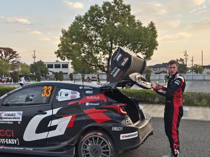 지난 6일부터 9일까지 일본 아이치현에서 '2025 세계 랠리 챔피언십(WRC) 포럼8 랠리 재팬'이 진행된 가운데 지난 9일 도요타스타디움에서 경기를 앞두고 도요타 가주 랠리 월드레이싱팀(TGR-WRT) 소속 엘핀 에반스 선수가 랠리 차량을 살펴보고 있다. 에반스 선수는 스콧 마틴 조(코드라이버)와 이번 재팬 랠리에서 종합 2위를 차지했다. 또한 세바스티앙 오지에·뱅상 랑데 조가 우승을, 사미 파얄리·마르코 살미넨 조가 종합 3위를 차지하는 등 TGR-WRT 소속 선수들이 1~3위를 싹쓸이했다. 나고야=서혜진 특파원