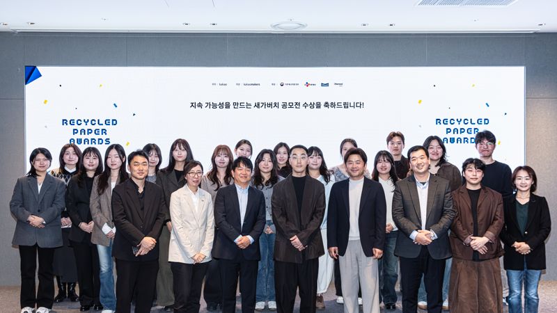 지난 6일 판교아지트에서 열린 시상식에서 수상팀들이 기념촬영을 하고 있다. 카카오 제공