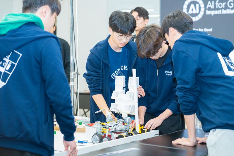 지난 8일 경기도 성남시 네이버1784에서 열린 '2025 청소년 SW동행 로보틱스 챌린지' 본선 대회에서 참가 학생들이 '식량 보안'을 주제로 한 로봇 미션을 수행하고 있다. 한국과학창의재단 제공